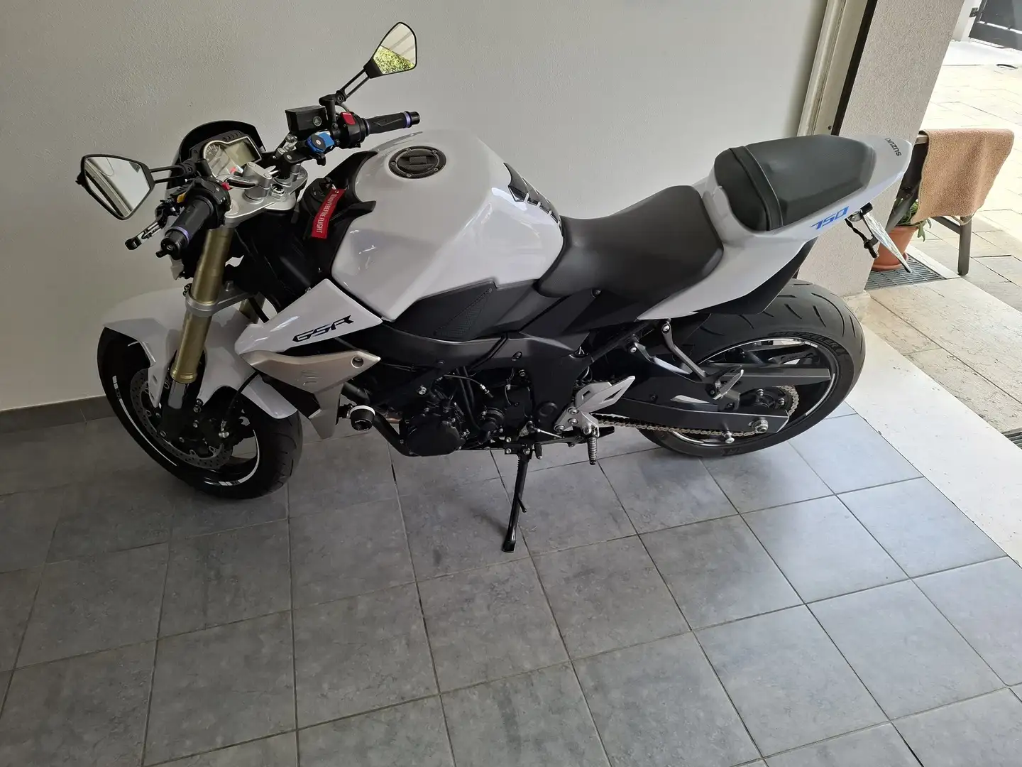 Suzuki GSR 750 Blanco - 1
