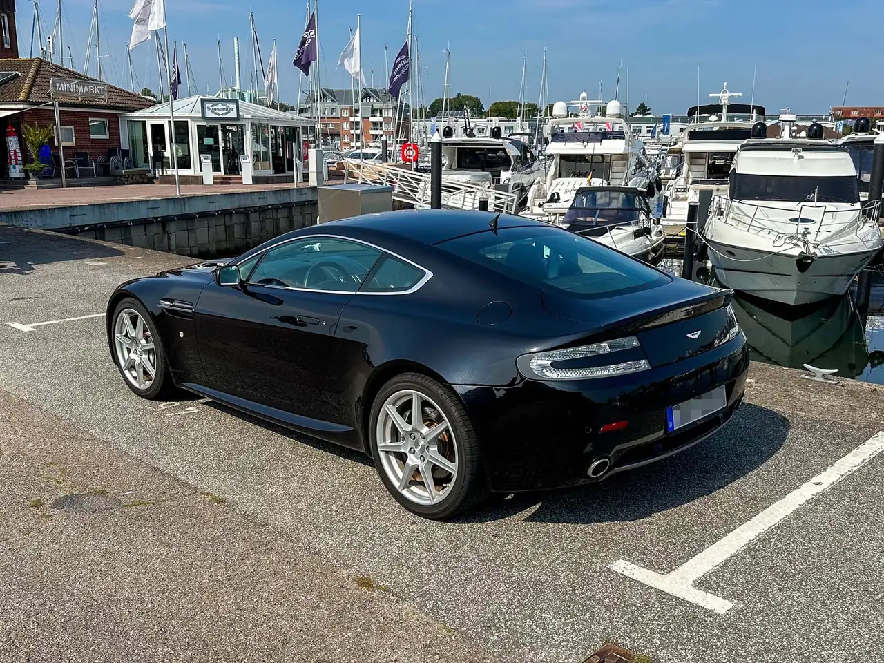 Aston Martin V8