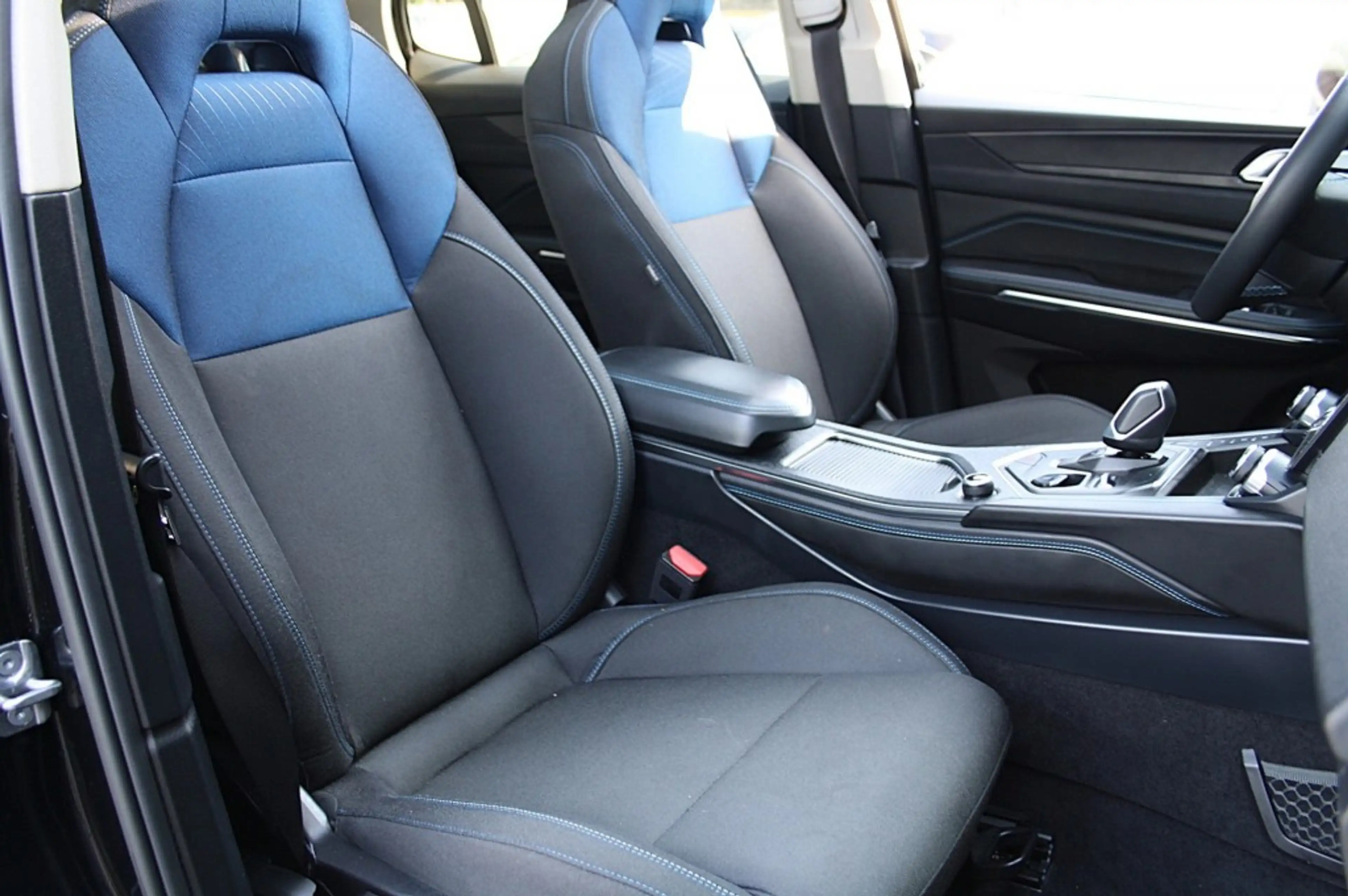 Lynk & Co 01 1.5 Plug-in Hybrid / 360 Camera / Pano / Carplay — photo 11