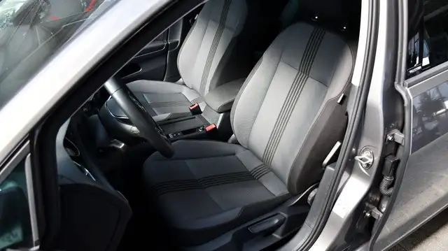 Volkswagen Golf view 9
