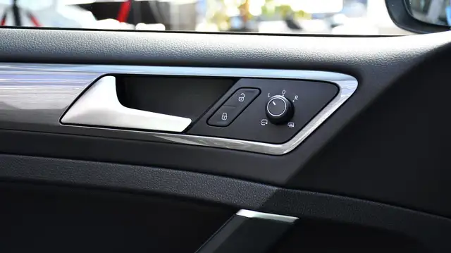 Volkswagen Golf view 6