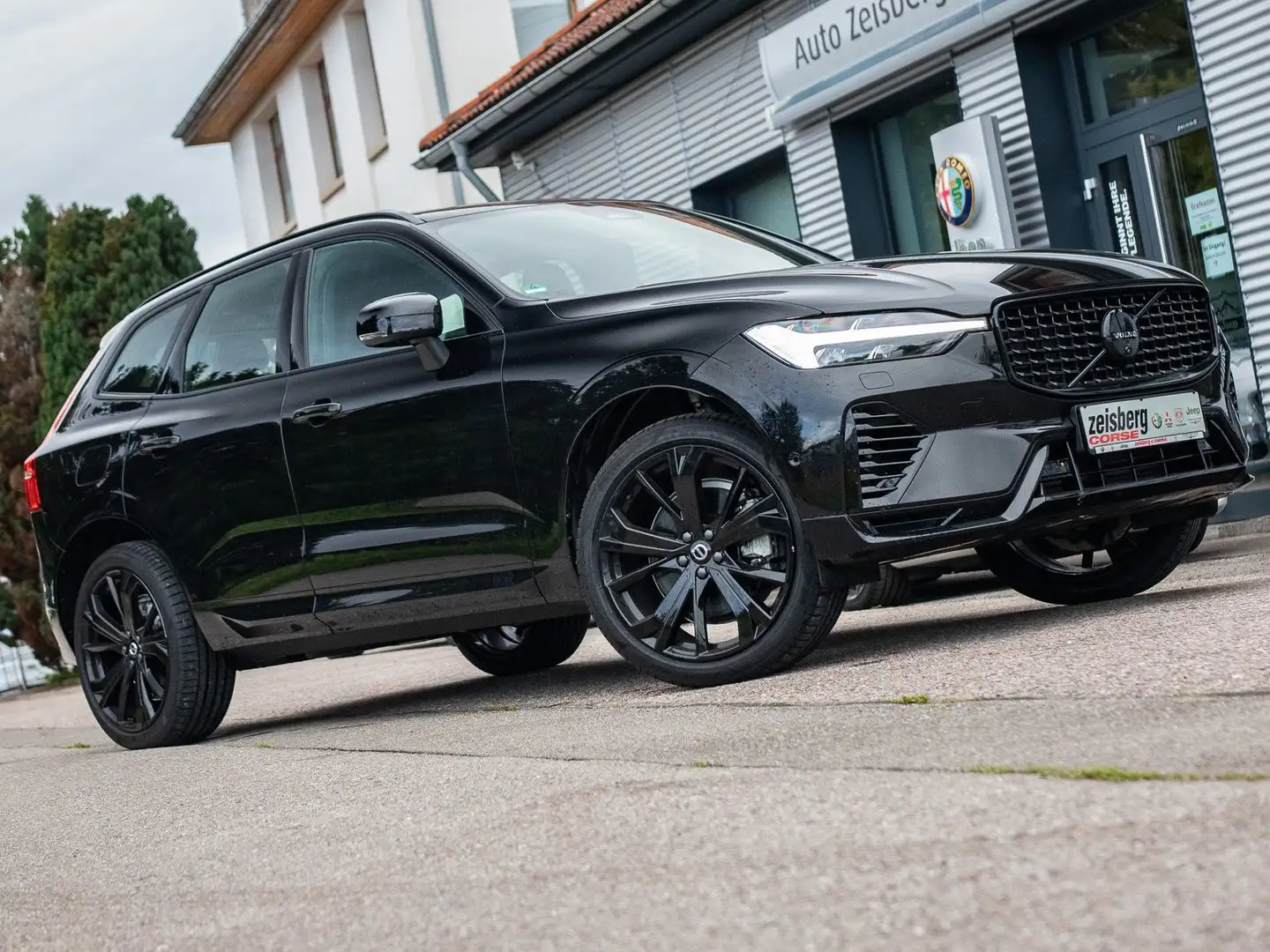 Volvo XC60 Plus Black Edition Recharge Plug-In Hybrid AWD Noir - 1