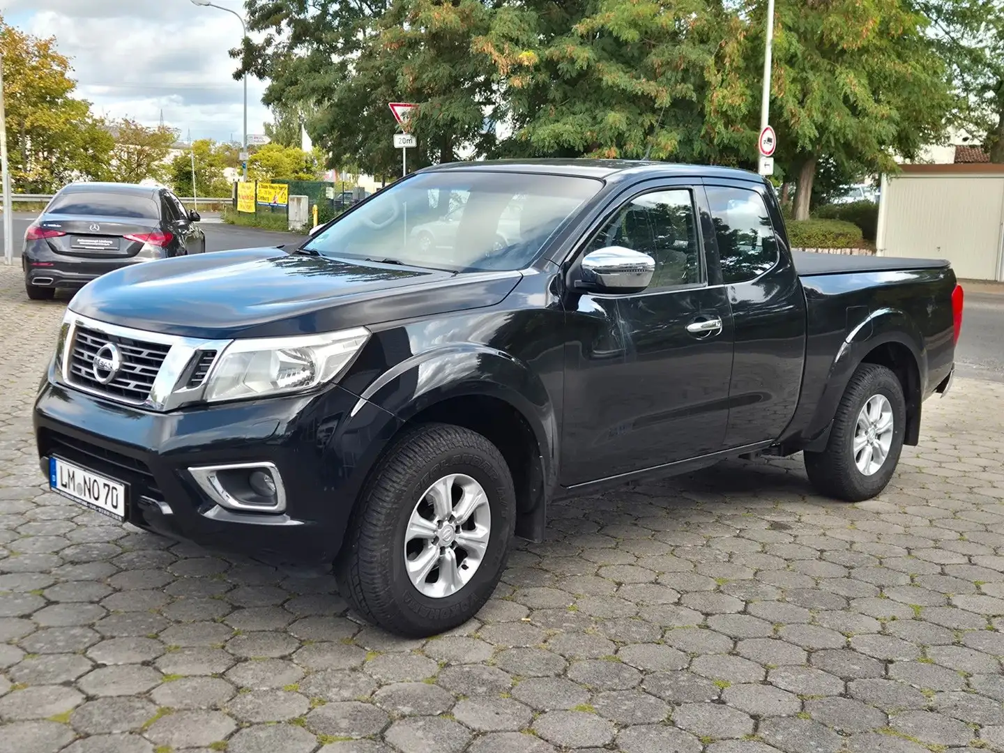 Nissan Navara NP300 Acenta King Cab 4x4 Schwarz - 1