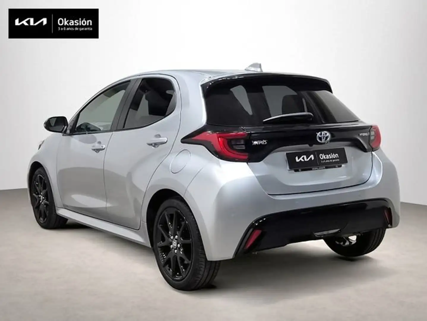 Toyota Yaris 120H 1.5 Style Plus Gris - 2