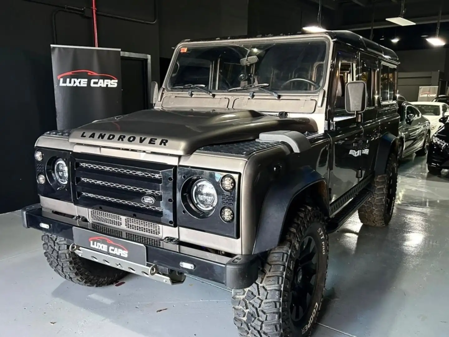 Land Rover Defender Todoterreno Manual de 5 Puertas Beige - 1