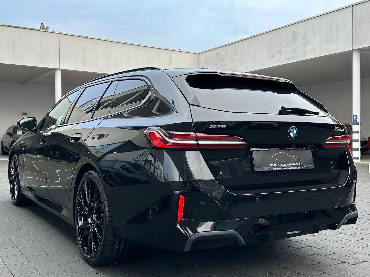 BMW 520 d xDrive Touring M Sport | Panorama | AHK Zwart - 2