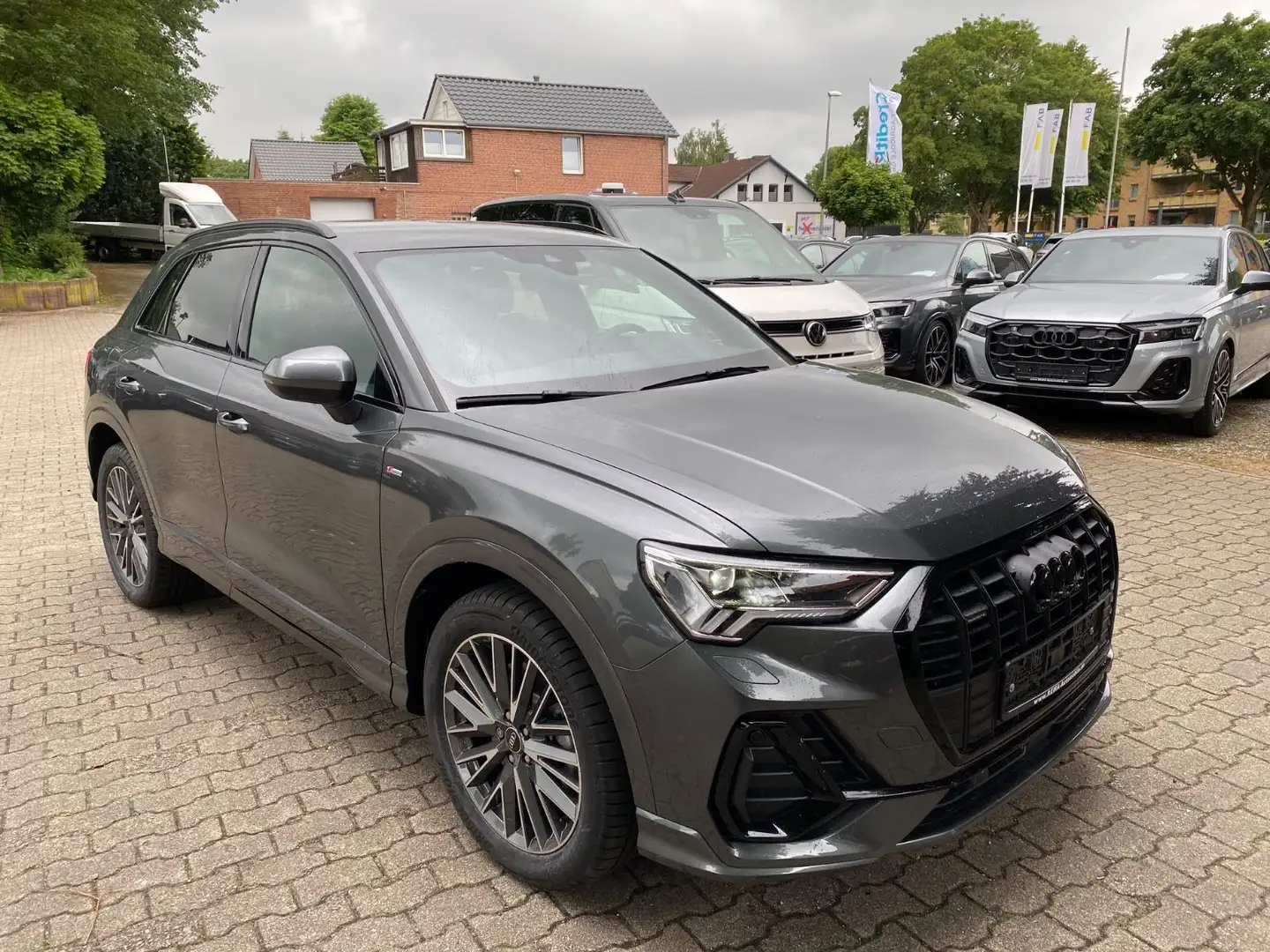 Audi Q3 40 TDI qu S line ACC AHK Optik Paket 19 Zoll Grau - 1