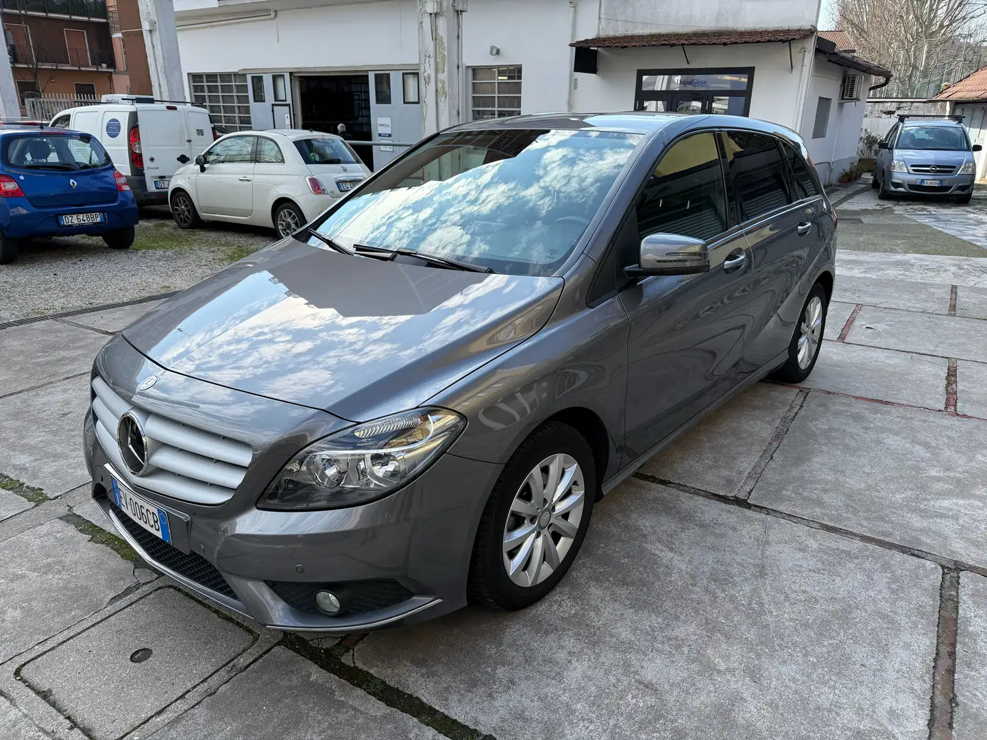 Mercedes-Benz B 180 B 180 cdi Premium Full edition auto Šedá - 1
