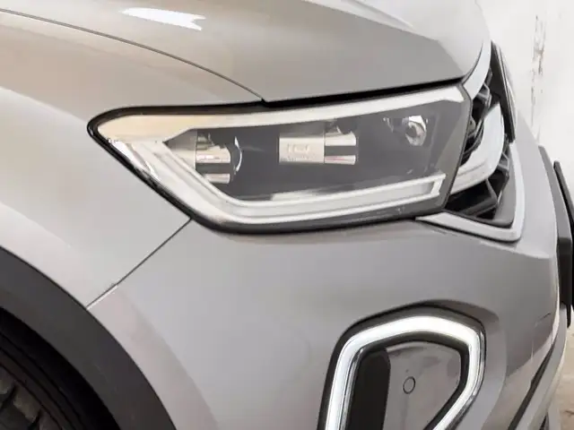 Volkswagen T-Roc view 14