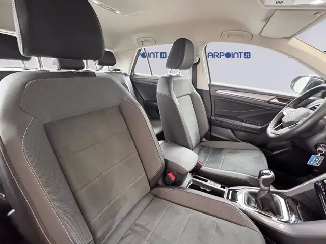 Volkswagen T-Roc view 8