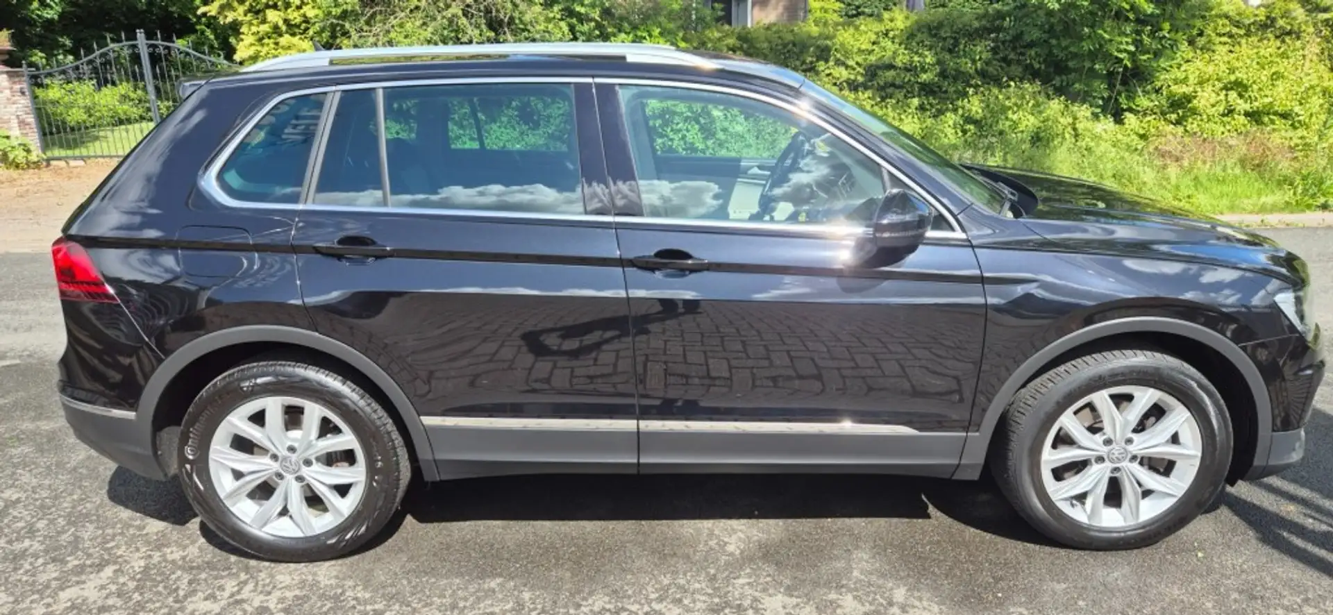 Volkswagen Tiguan 2.0 TSI 4motion Highline*automaat*Trekhaak*NAP Zwart - 1