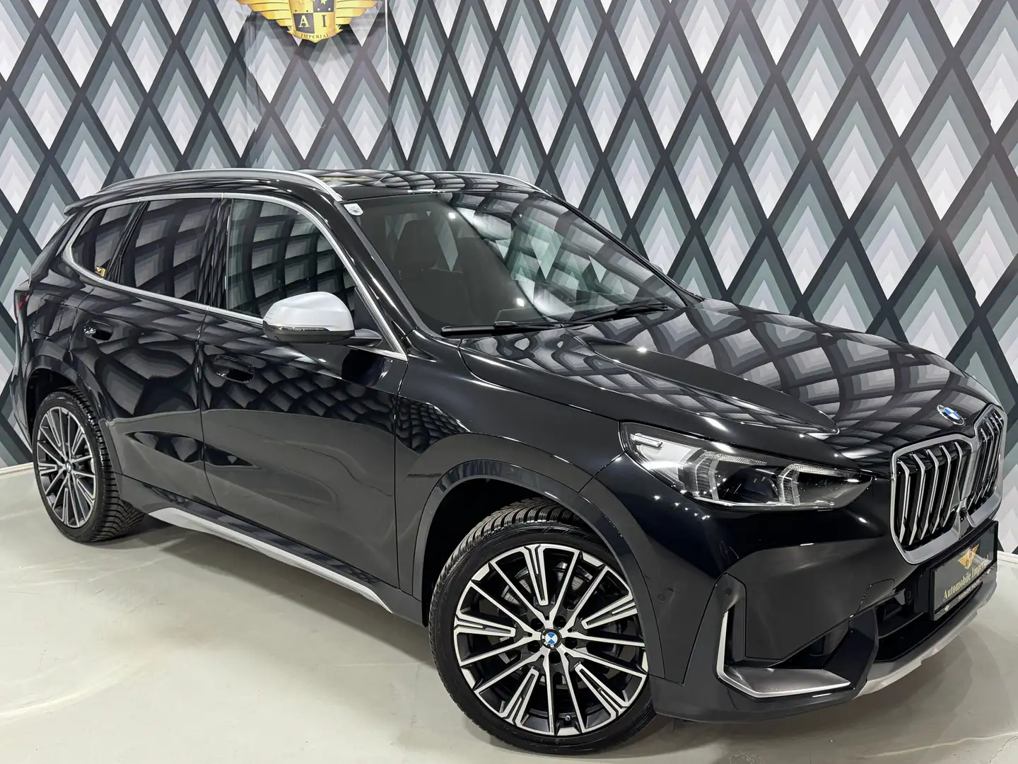 BMW X1 xDrive23i (U11) // X-LINE // AHK // 1. BESITZ // Schwarz - 1