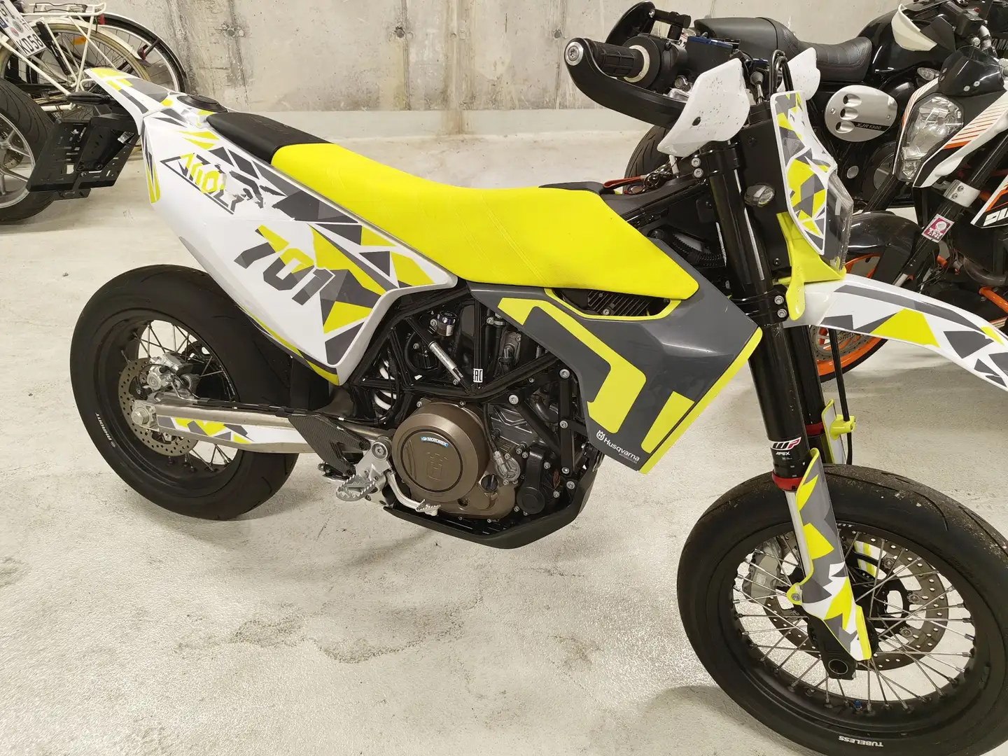 Husqvarna 701 Supermoto Wit - 2