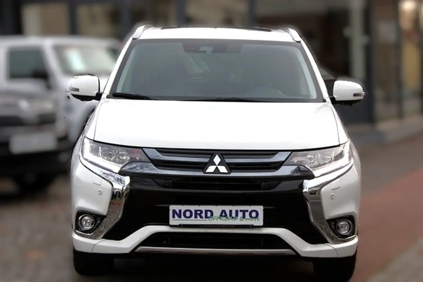 Mitsubishi Outlander PHEV TOP 4WD Leder/Navi+Cam/Ahk Weiß - 2
