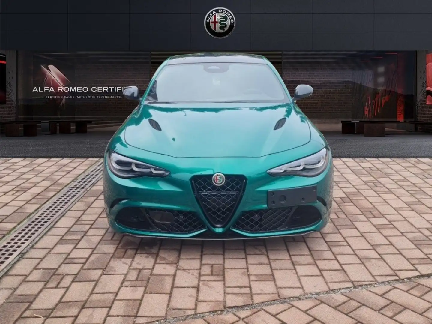 Alfa Romeo Giulia 2.9 V6 Bi-Turbo AT8 Quadrifoglio Verde - 2