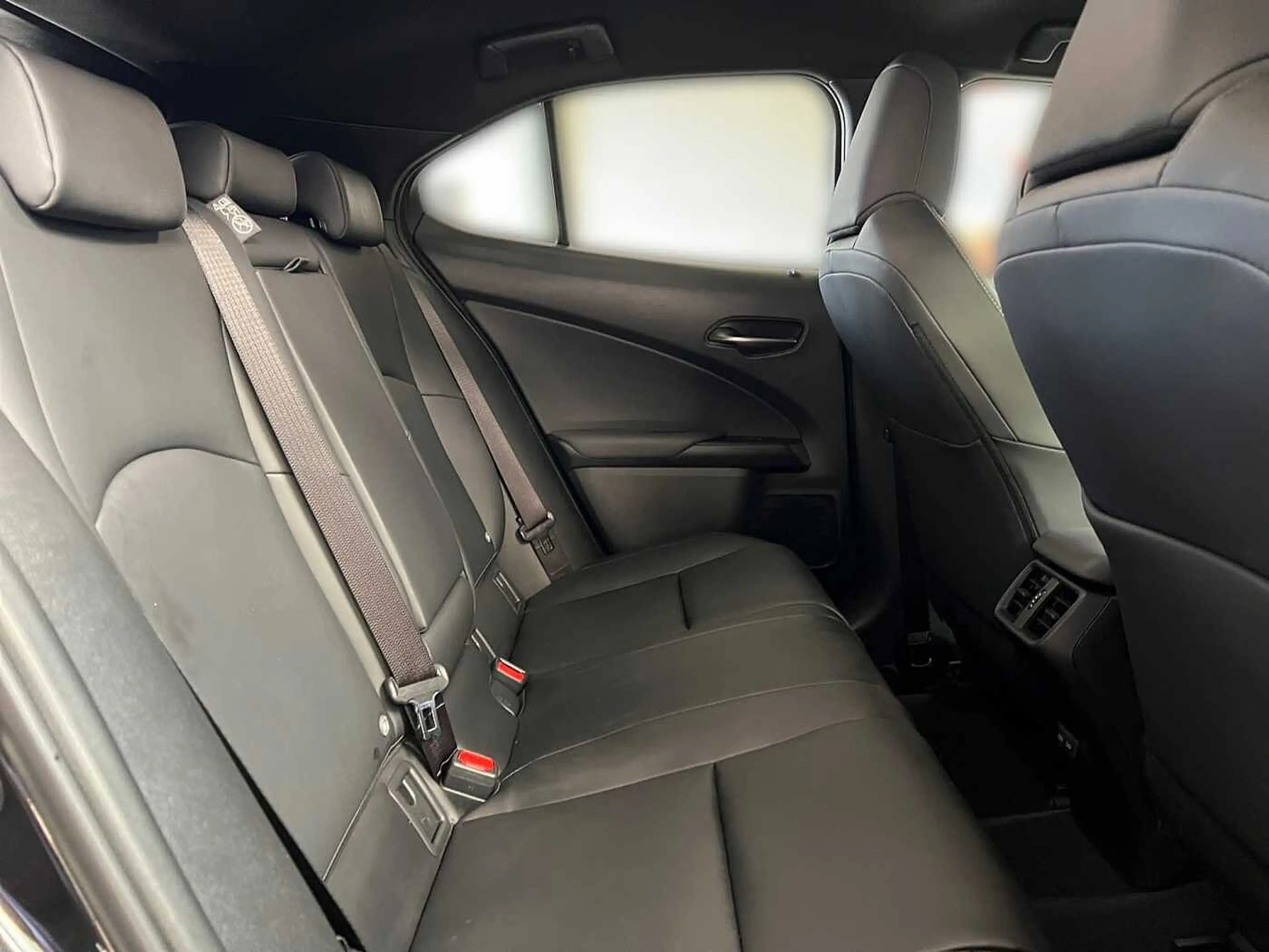 Lexus UX 300h 2.0 Hybrid F-Sport Design LED SHZ — photo 7