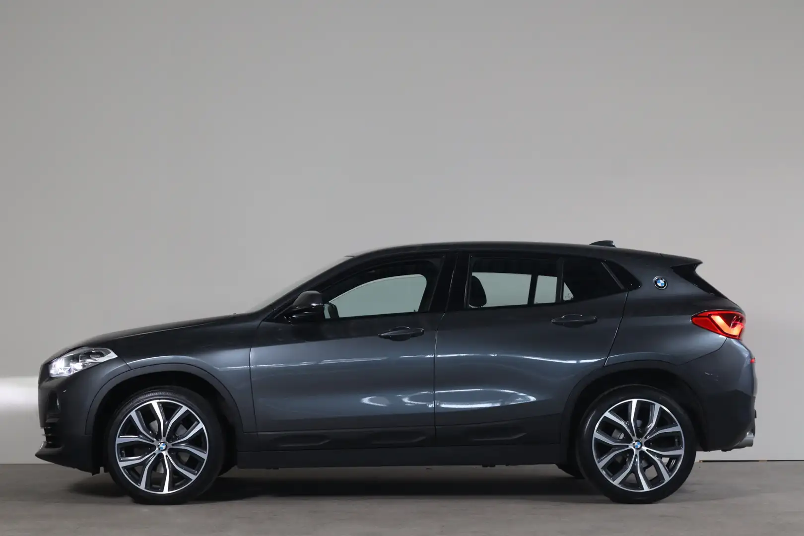 BMW X2 sDrive18i NL-Auto!! PDC I Led verlichting I Nav. Grijs - 2