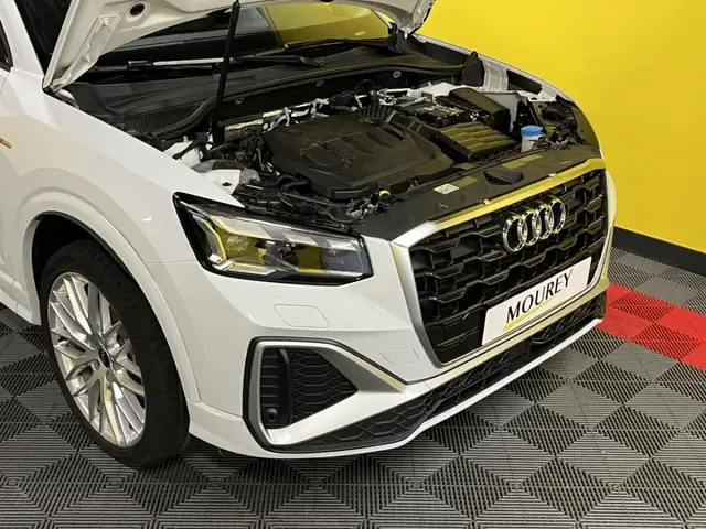 Audi Q2 view 4