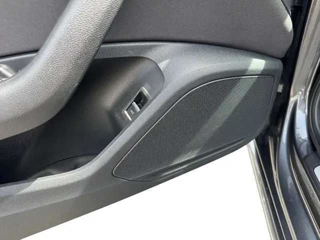 Audi A4 view 11