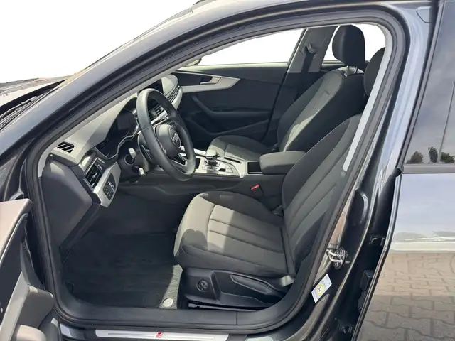 Audi A4 view 4