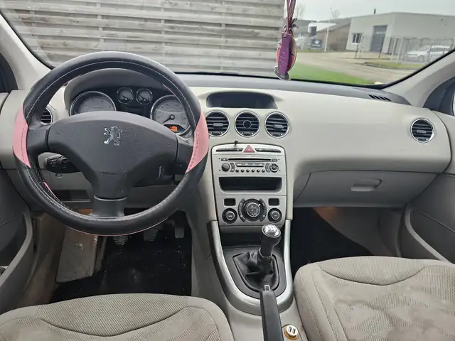 Peugeot 308 view 6