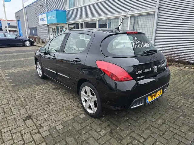 Peugeot 308 view 3
