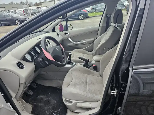 Peugeot 308 view 5