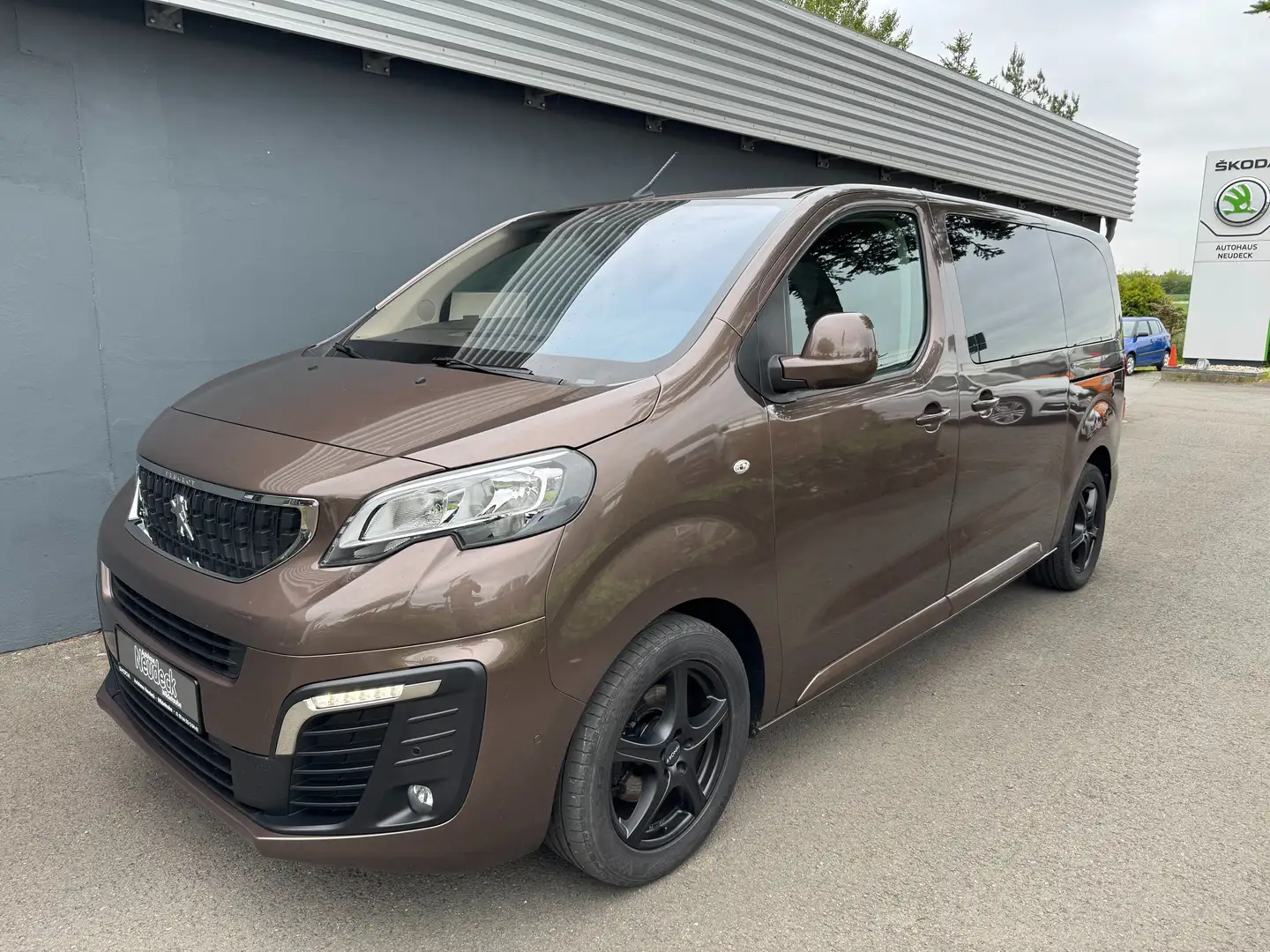 Peugeot Traveller L2 2.0 BlueHDi 150 Hnědá - 1