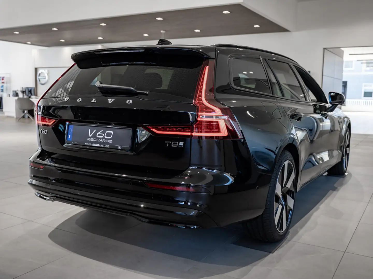 Volvo V60 T8 Plus Dark Plug-In Hybrid AWD PANO 360° Schwarz - 2