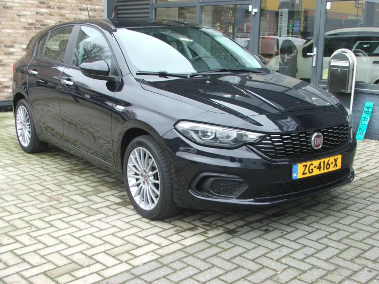 Fiat Tipo 1.4 16V  Lounge Hatchback Navigatie Nero - 1