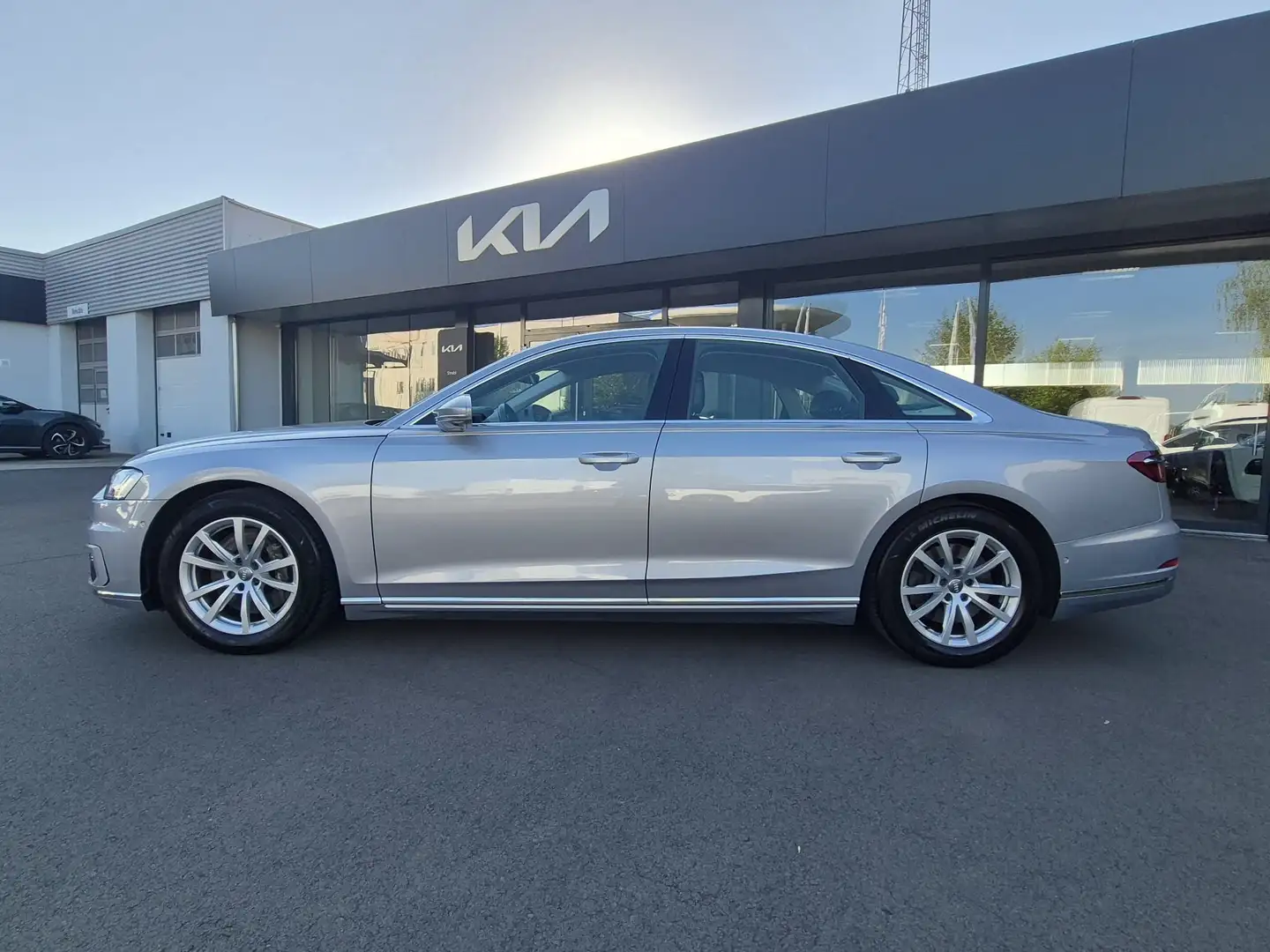 Audi A8 55 TFSI quattro Grau - 2