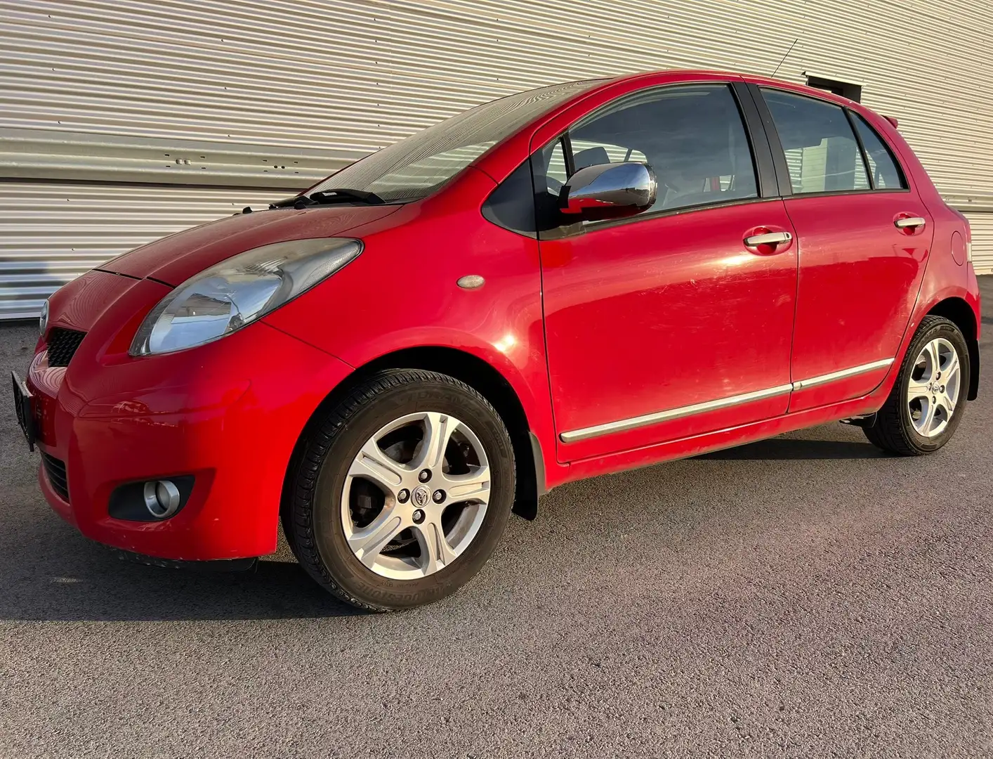 Toyota Yaris 1,0 VVT-i Sol Plus ID:136 Rot - 2