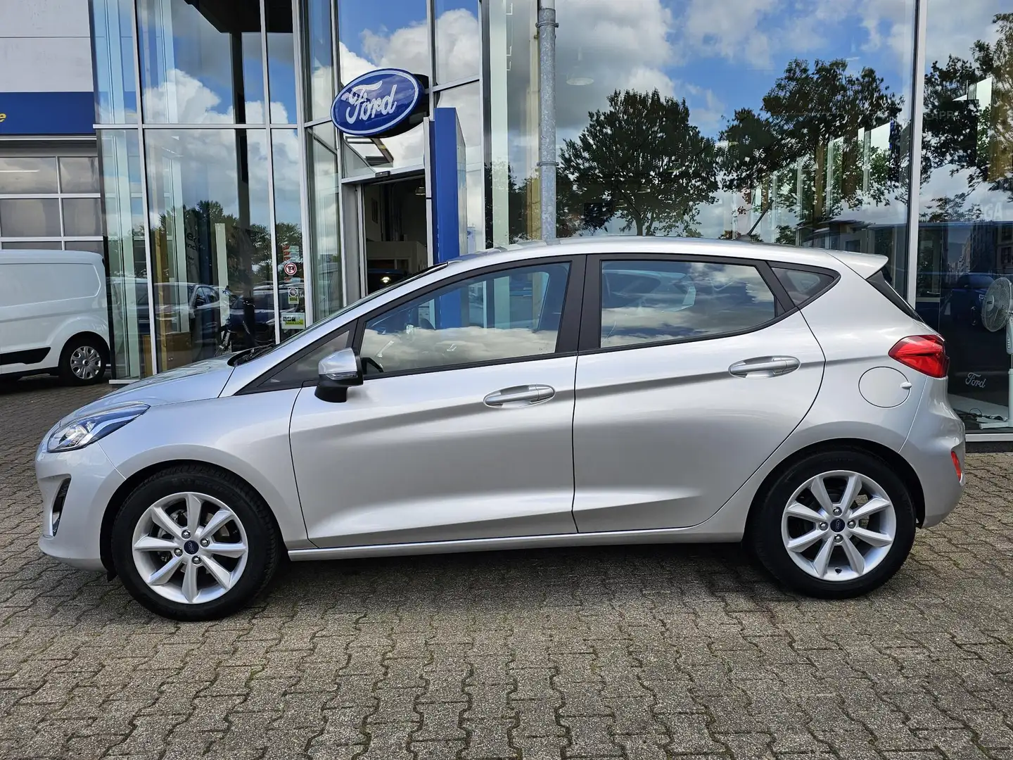 Ford Fiesta 1.1 Trend 70 pk | Airco | Lane assist | Stuurwielb Grijs - 2