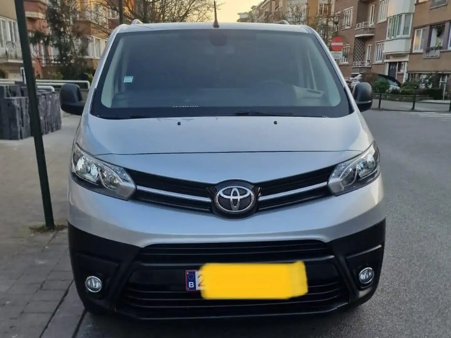 Toyota Proace Proace 2,0-l-D-4D Automatik L2H1 Comfort Argent - 1