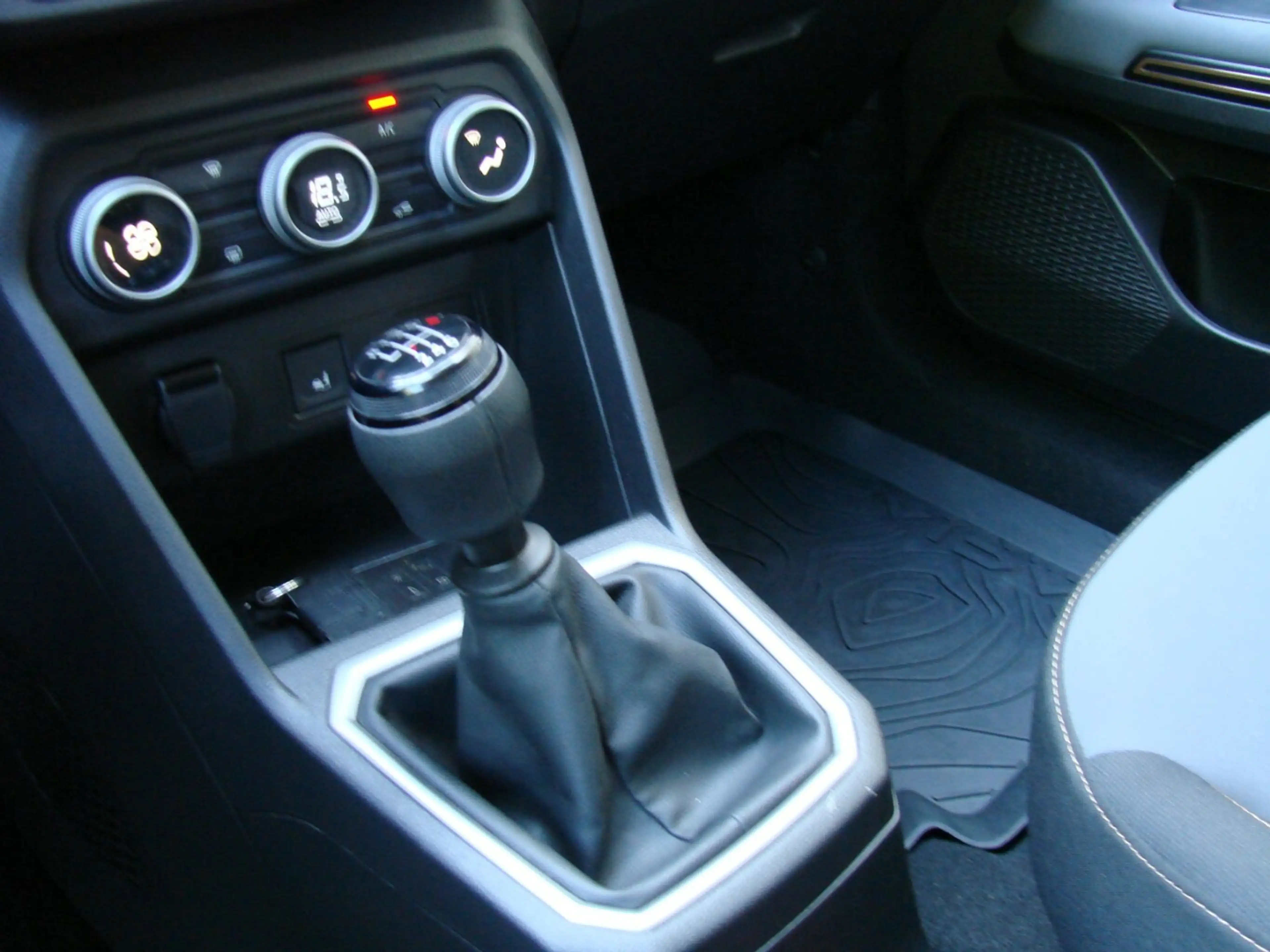 Dacia Jogger 1.0TCe Extreme LED AHK Tempomat Navi Kamera — photo 10