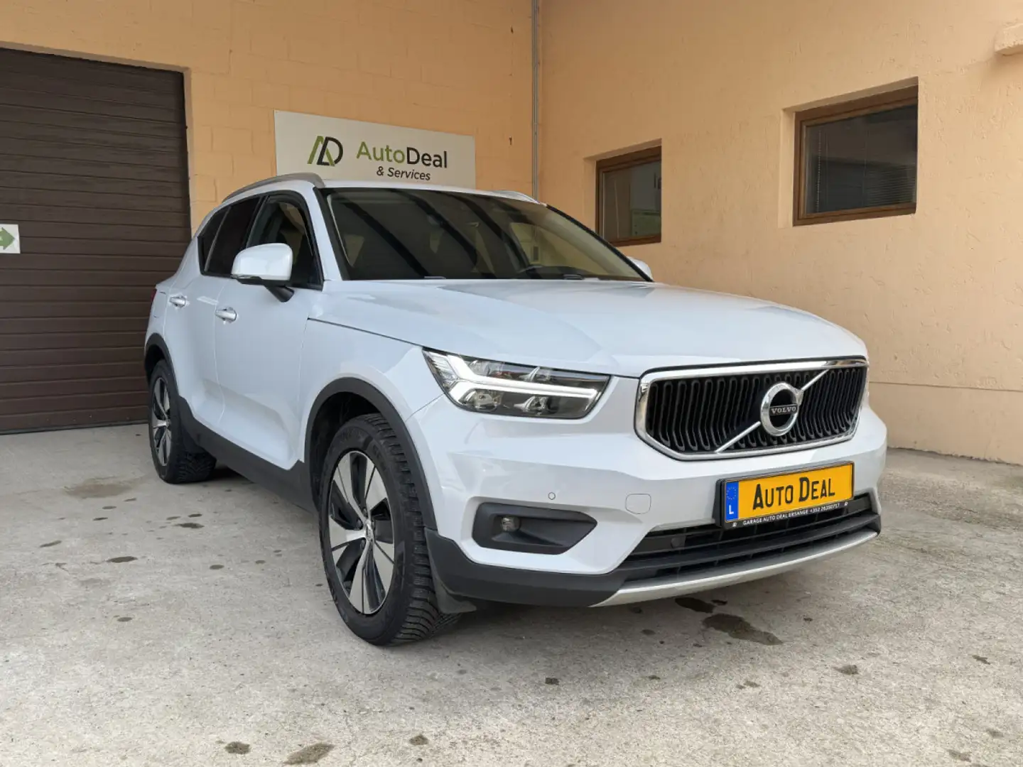 Volvo XC40 2.0 D3 MOMENTUM 150CV Blanc - 1