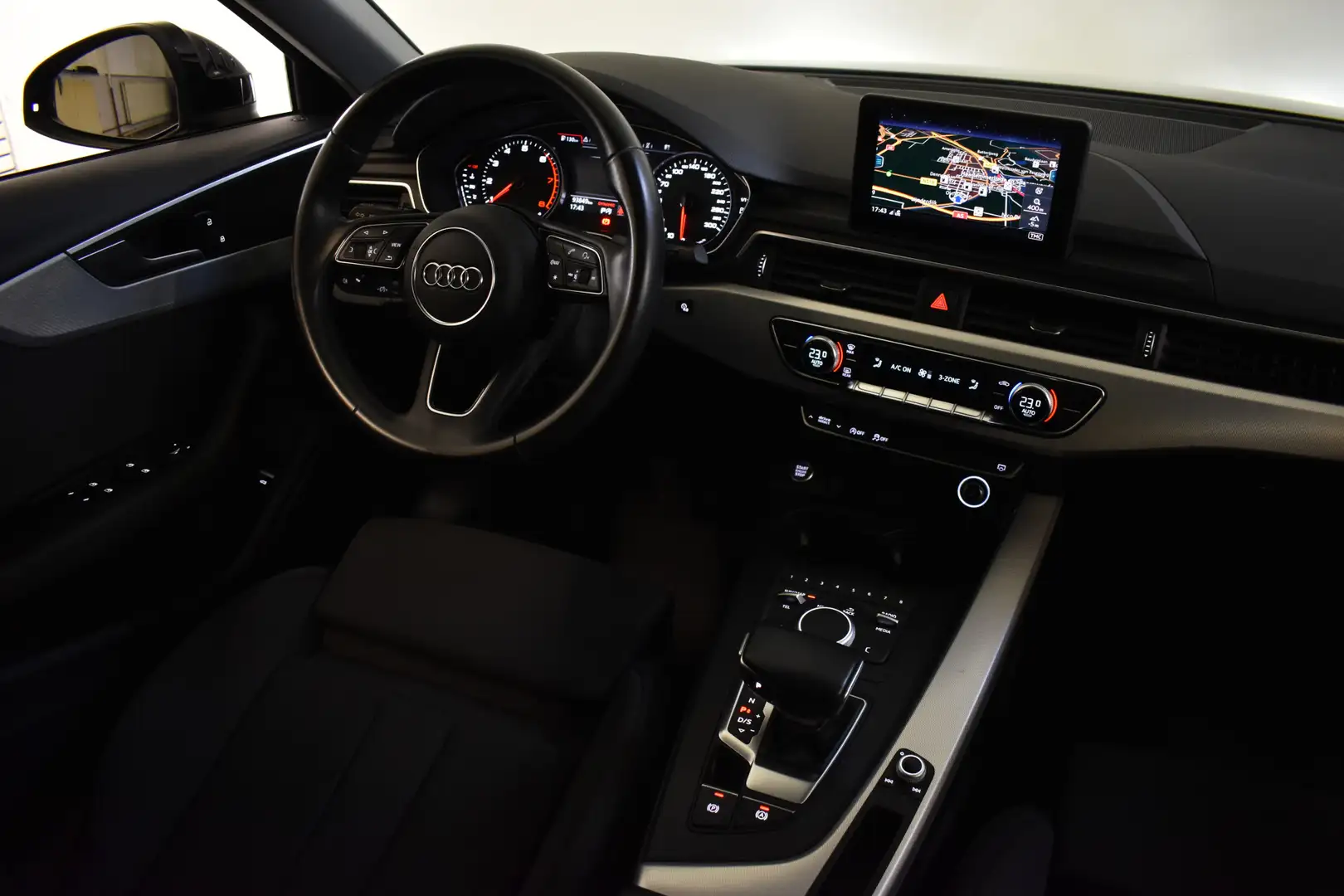 Audi A4 Limousine 35 TFSI 2.0 150PK S TRONIC SPORT EDITION Schwarz - 2