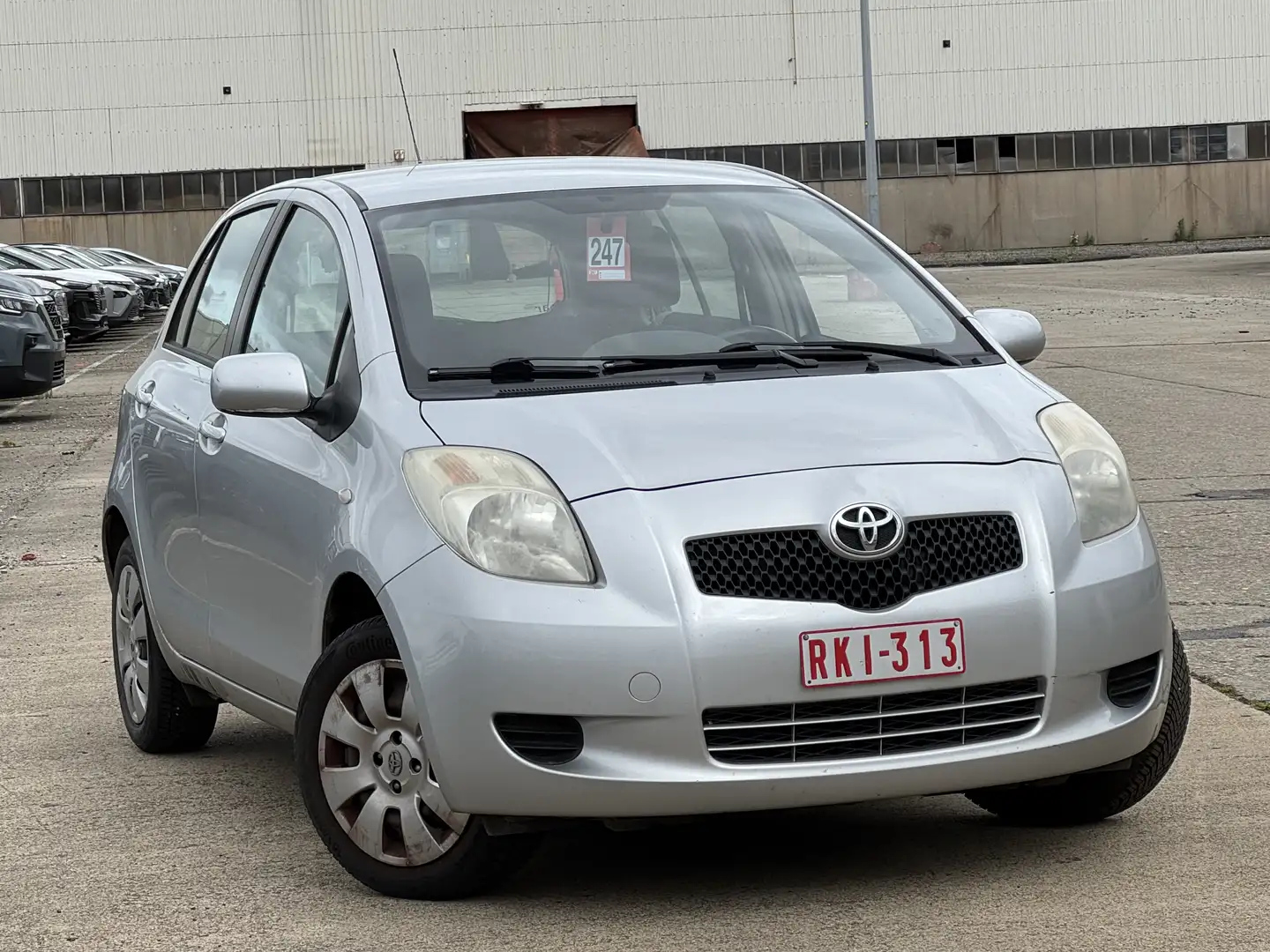 Toyota Yaris 1.0i VVT-i/CLIMA/ETAT NEUF/1PROP CARNET Grijs - 2