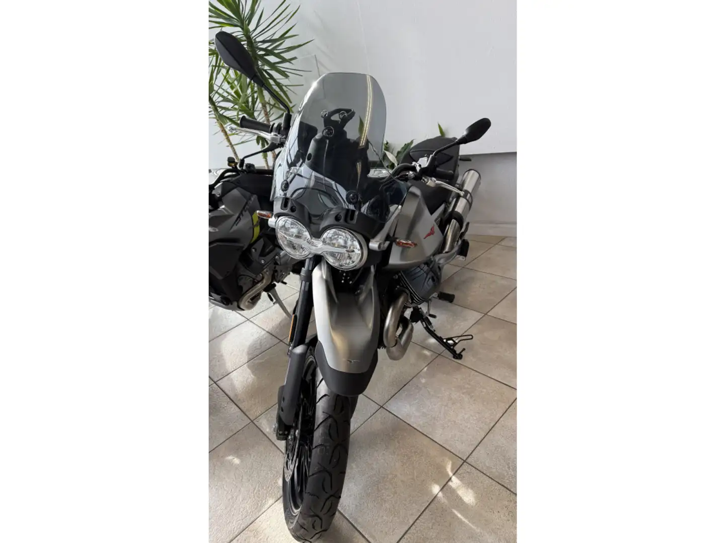 Moto Guzzi V 85 STRADA - 1