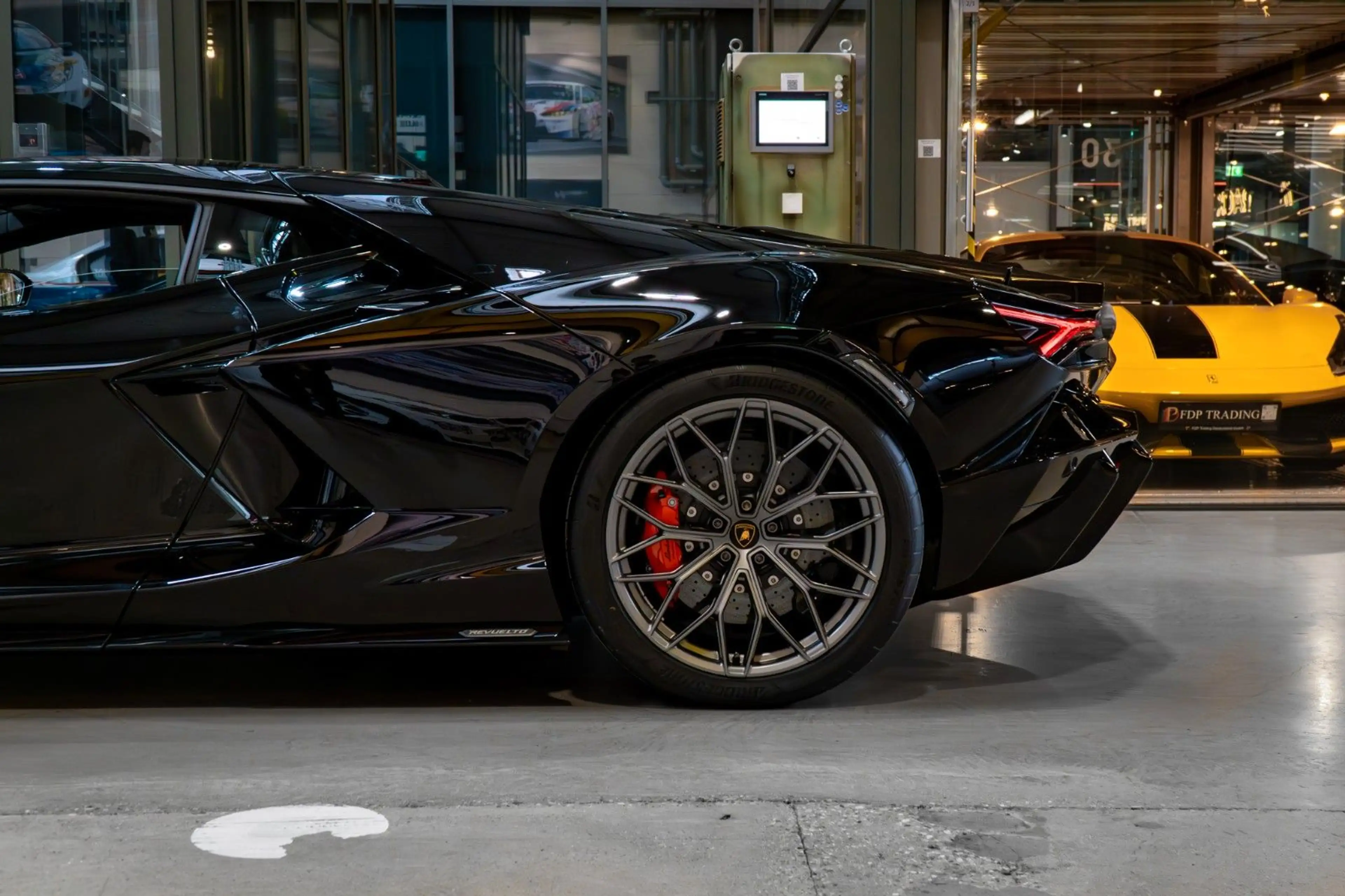 Lamborghini Revuelto Black Edition - Lift - Cam — photo 11
