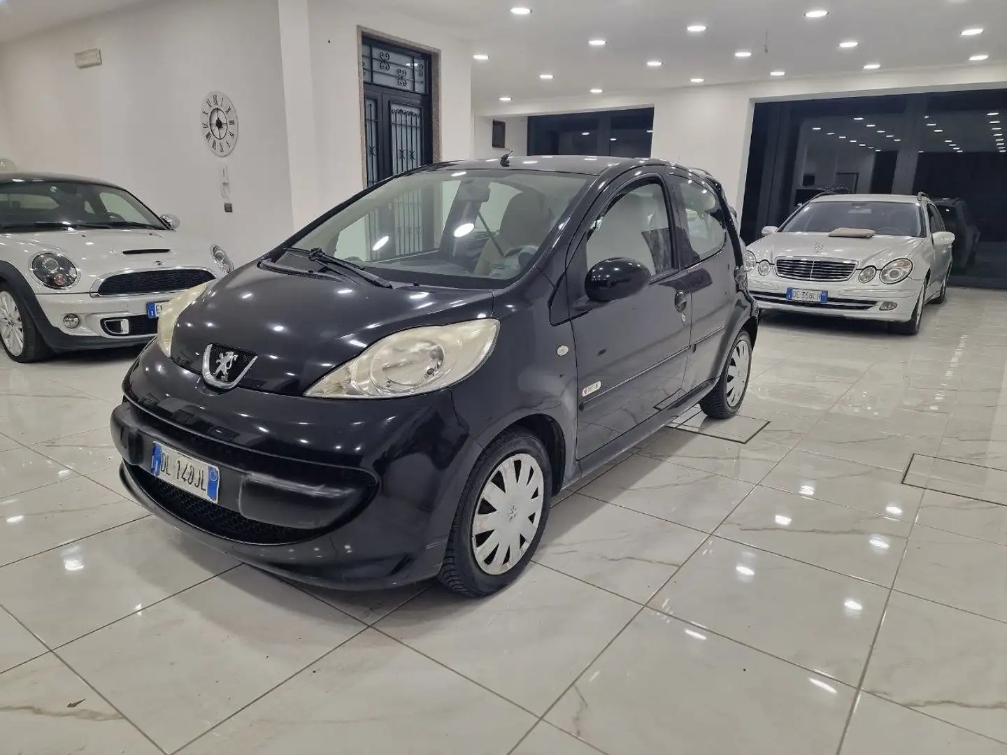 Peugeot 107 5p 1.0 12v Sweet Years Cambio Automatico Schwarz - 1
