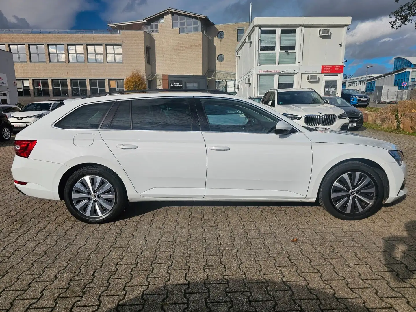 Skoda Superb Komb.Ambit.AUT*AHK*NAVi*VIRTUAL*STANDHEIZ Weiß - 1