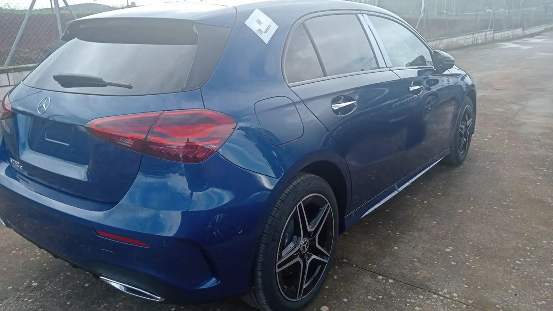 Mercedes-Benz A 250 250e compacto AMG Line Bleu - 2