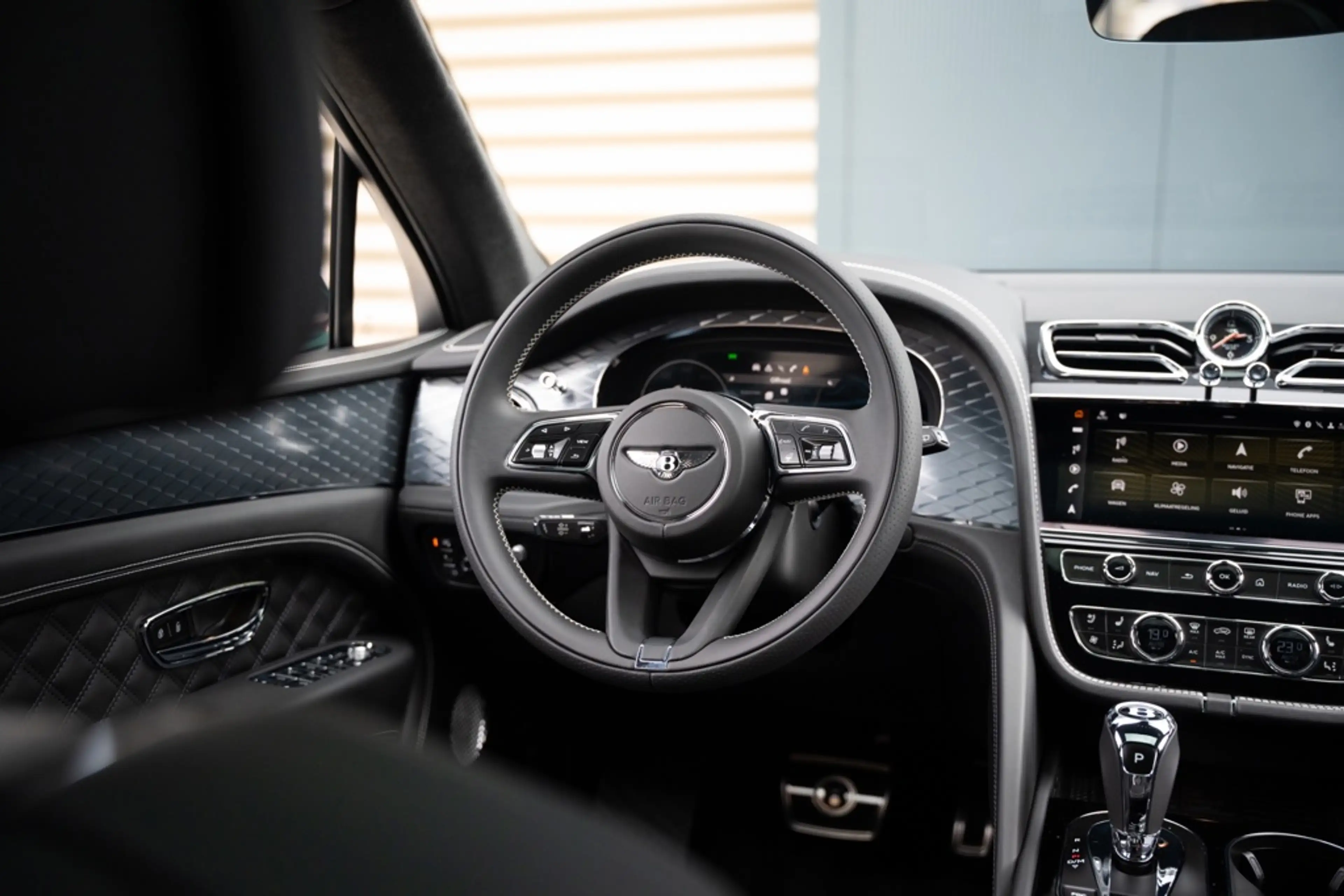 Bentley Bentayga 4.0 V8 Azure — photo 2