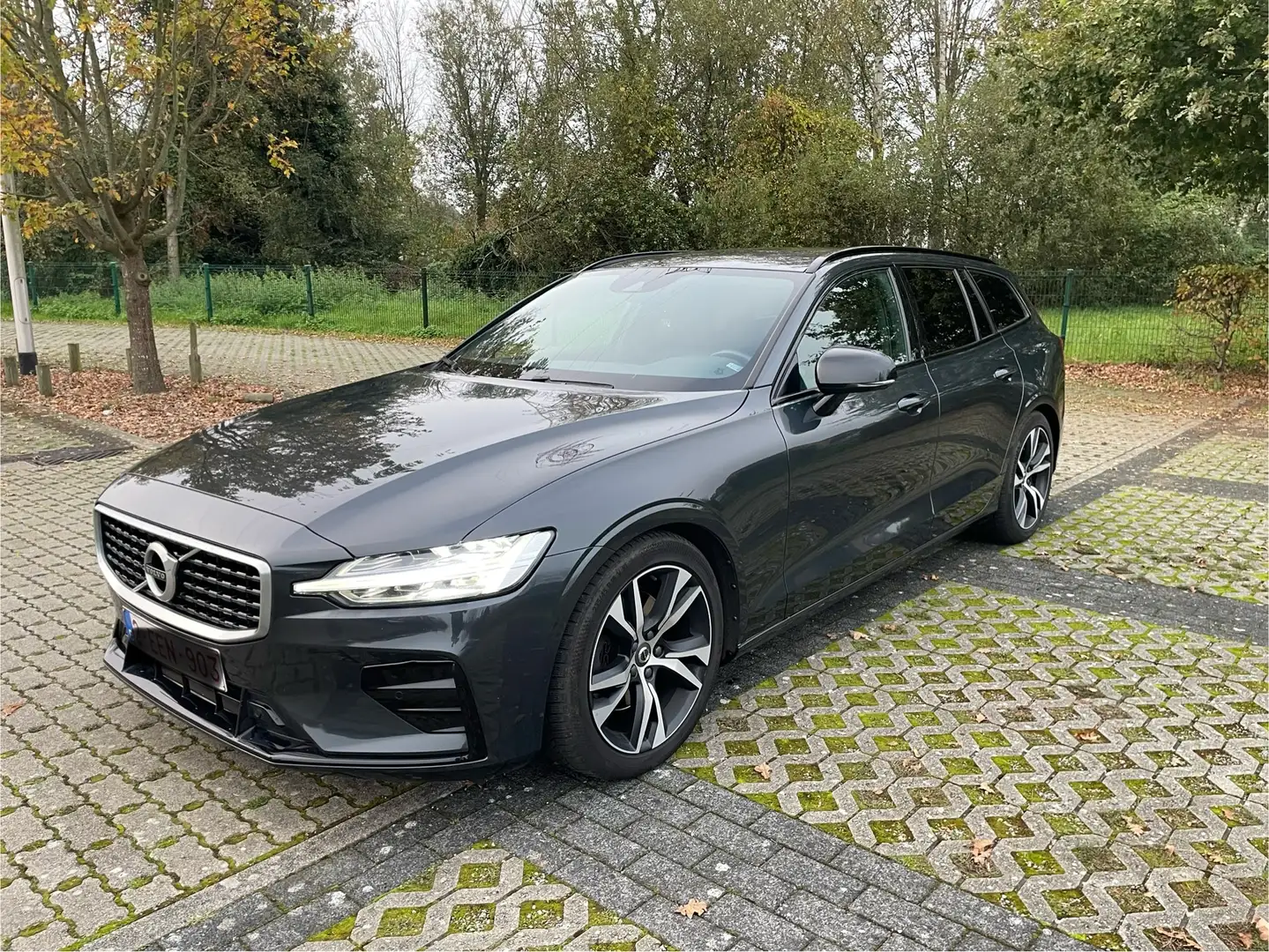 Volvo V60 T4 2.0 R-Design Gris - 1