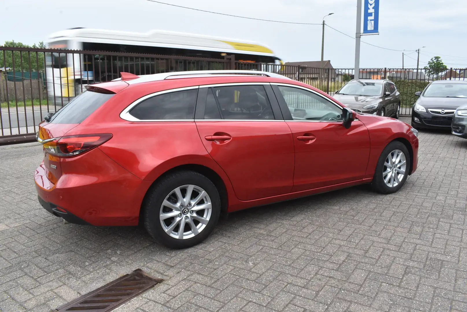 Mazda 6 2.2 D Skydrive Premium Edition **DESTOCKAGE B2B** Rood - 2