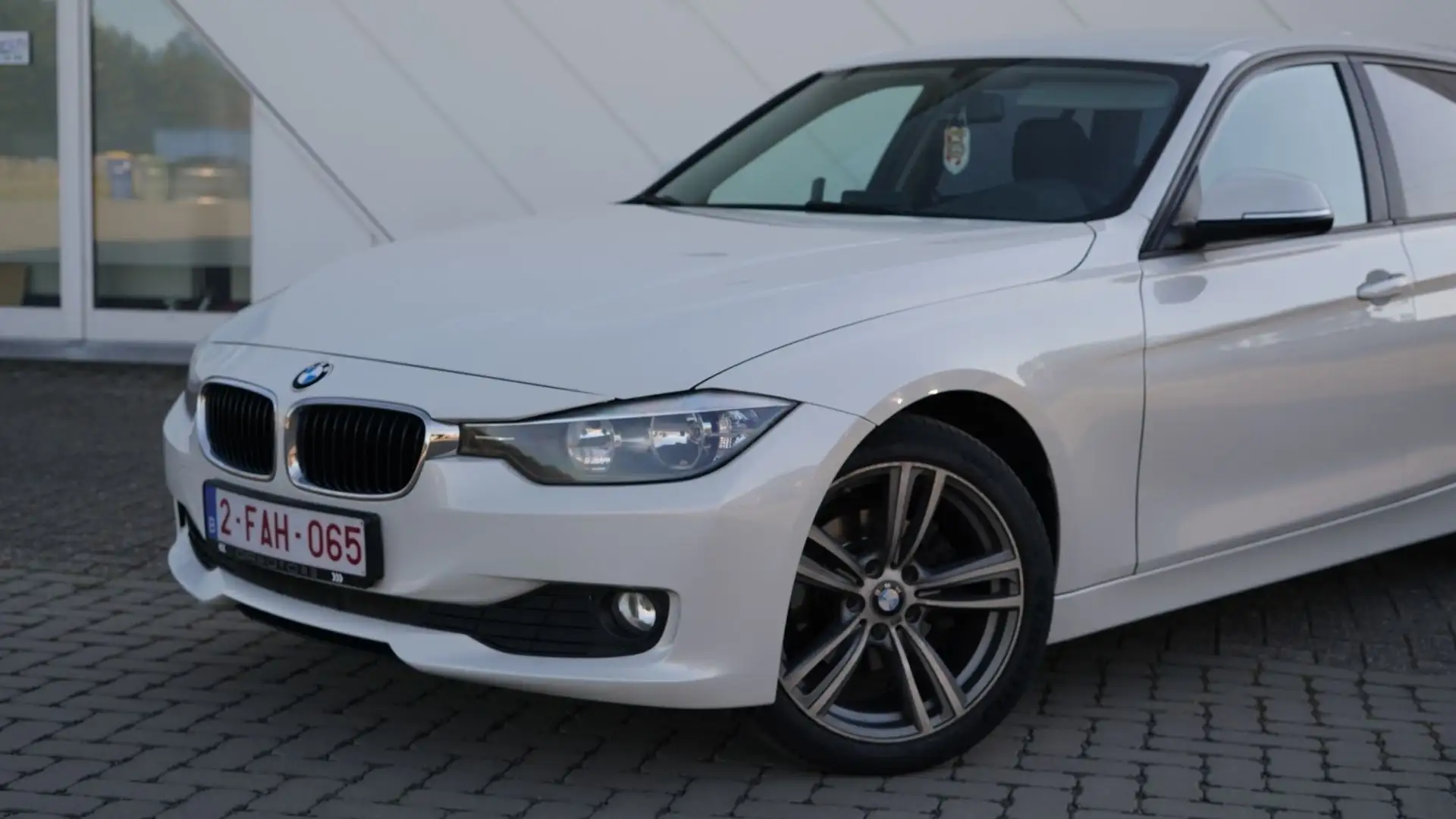 BMW 318 318d Touring Aut. Blue Performance Luxury Line Fehér - 2