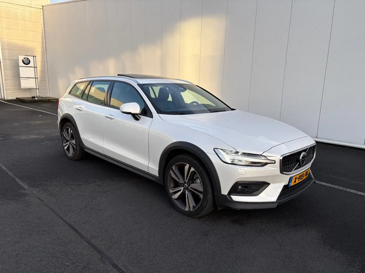 Volvo V60 Cross Country 2.0 B5 AWD Ultimate | Bowers & Wilkins audio | Voo Blanc - 2