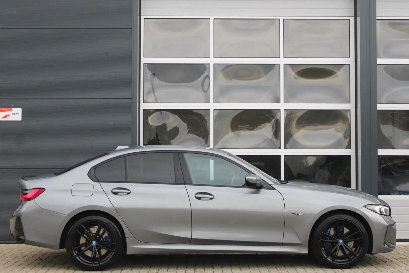 BMW 330 3-serie 330e Sedan M-Sport Pro | HUD | Carbon | HI Grijs - 2