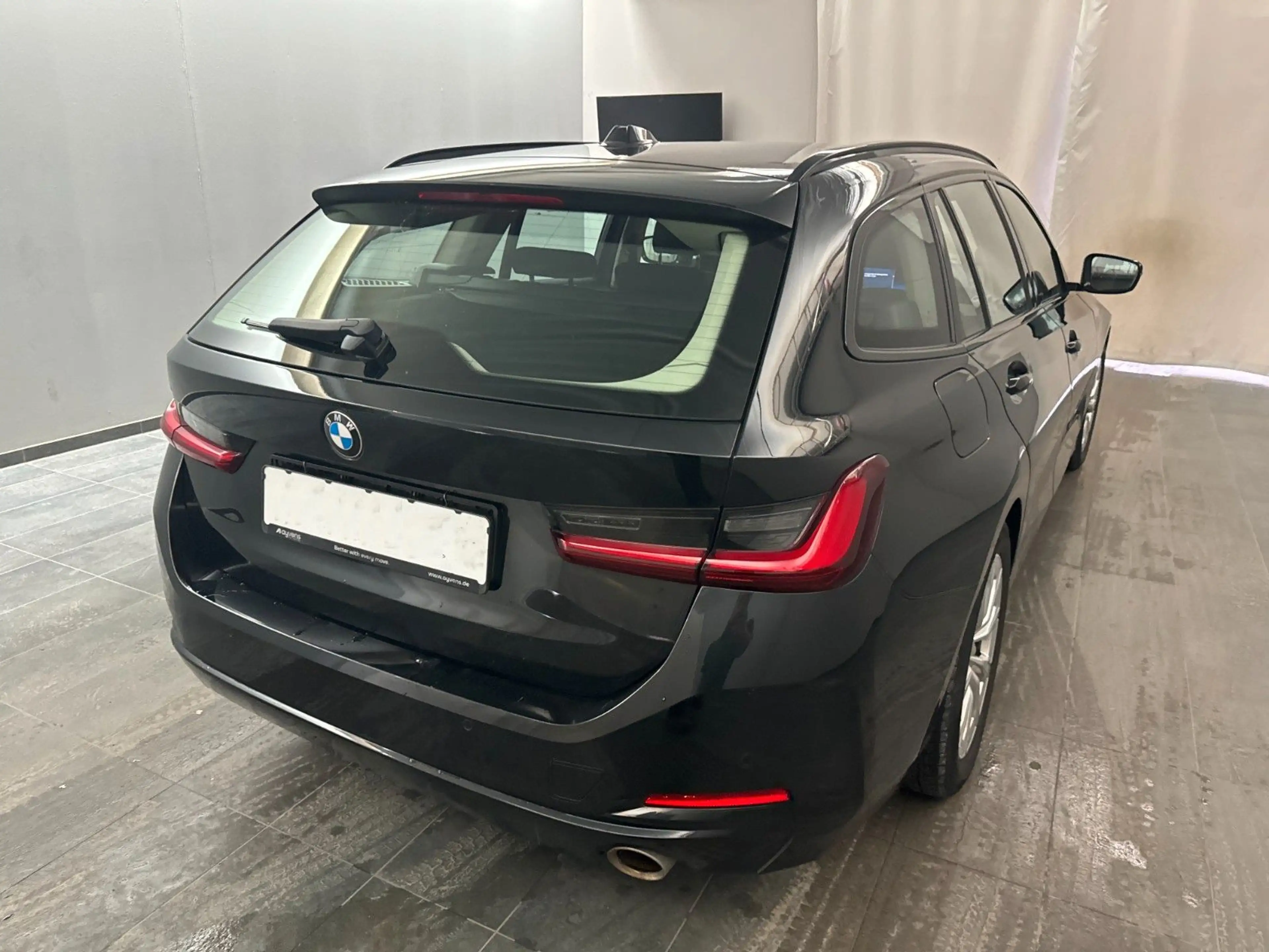 BMW 318 i Touring *LCI*PDC*NAVI*SHZ* — photo 3